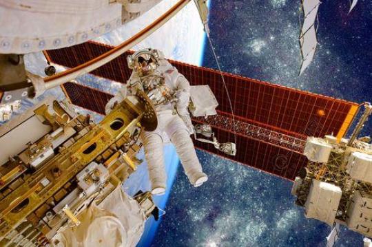 宇航员通过国际空间站的障碍路线远程导航漫游车  用于从太空远