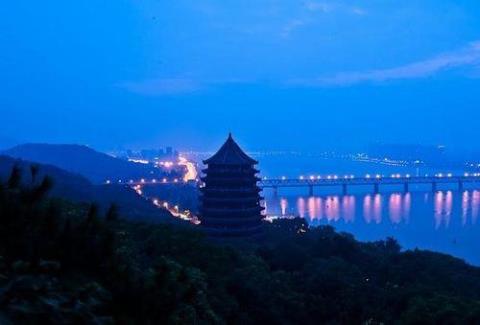 位于杭州钱塘江畔月轮山上的 位于杭州钱塘江畔
