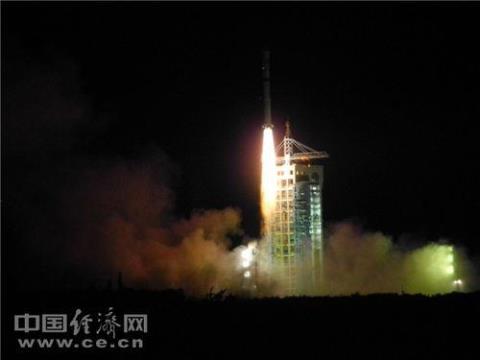 2007年10月,中国首颗绕月探测卫星（）发射成功并进入预定