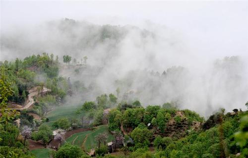 形容山中起雾的诗句 描写山上雾气的诗句