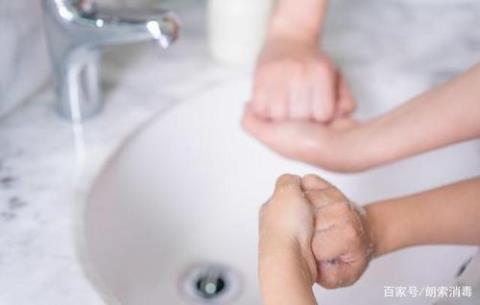 手卫生是预防疾病传播的重要手段，当手部有可见脏污，应当如何如