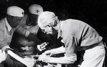 1939年12月21日，为悼念加拿大籍著名外科医生白求恩，毛